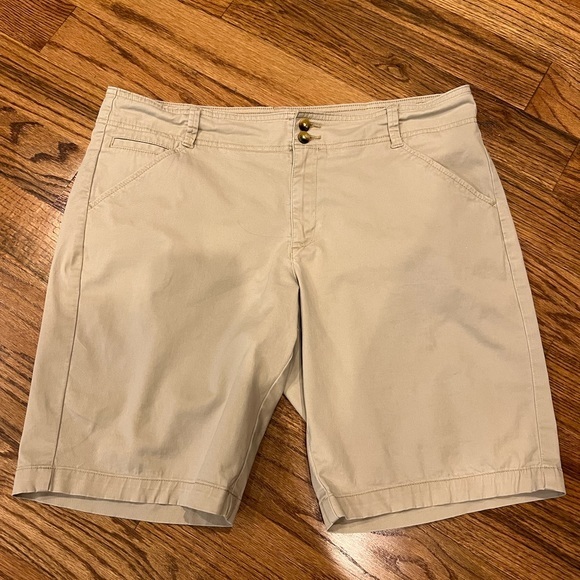 Lee Mid Rise Fit size 14 Medium in Khaki color shorts with 10” rise RN #130273. - Picture 1 of 7